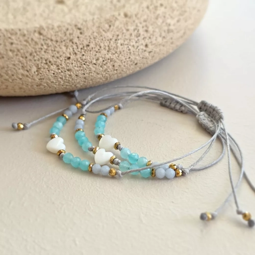 Bransoletka z masy perłowej, amazonitu, angelitu i złotego hematytu na niebieskim sznurku z koralikiem serce z masy perłowej – delikatna biżuteria Magneska.pl