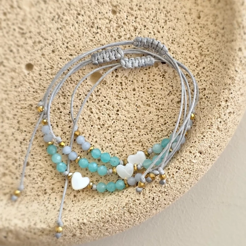 Bransoletka z masy perłowej, amazonitu, angelitu i złotego hematytu na niebieskim sznurku z koralikiem serce z masy perłowej – delikatna biżuteria Magneska.pl