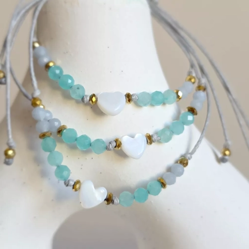 Bransoletka z masy perłowej, amazonitu, angelitu i złotego hematytu na niebieskim sznurku z koralikiem serce z masy perłowej – delikatna biżuteria Magneska.pl