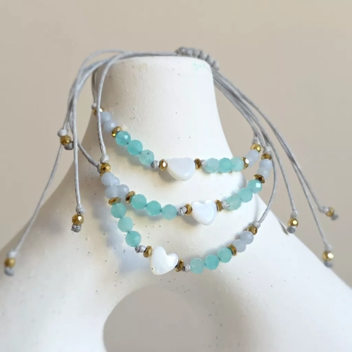 Bransoletka z masy perłowej, amazonitu, angelitu i złotego hematytu na niebieskim sznurku z koralikiem serce z masy perłowej – delikatna biżuteria Magneska.pl