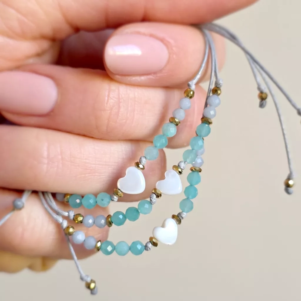 Bransoletka z masy perłowej, amazonitu, angelitu i złotego hematytu na niebieskim sznurku z koralikiem serce z masy perłowej – delikatna biżuteria Magneska.pl