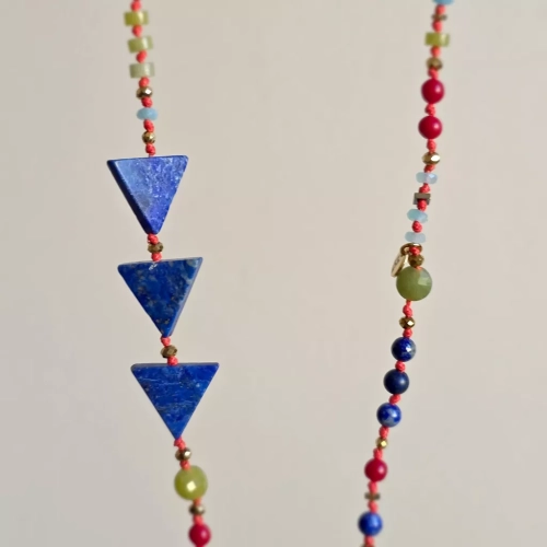 Unikatowy naszyjnik supełkowany z lapis lazuli (trójkąty), jadeitu, koralu, amazonitu i złotego hematytu na czerwonym sznurku z zawieszką koło zodiakalne – biżuteria z naturalnych kamieni Magneska.pl