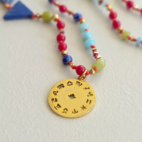Unikatowy naszyjnik supełkowany z lapis lazuli (trójkąty), jadeitu, koralu, amazonitu i złotego hematytu na czerwonym sznurku z zawieszką koło zodiakalne – biżuteria z naturalnych kamieni Magneska.pl
