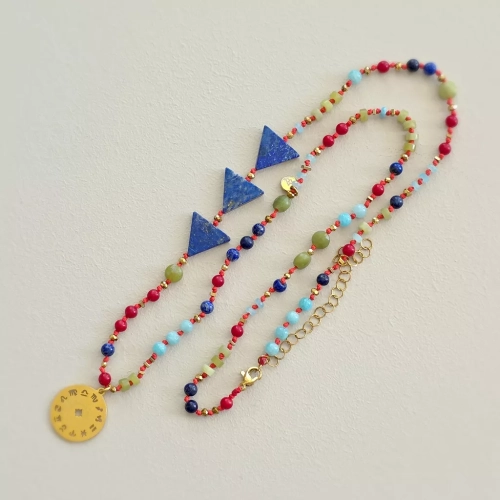 Unikatowy naszyjnik supełkowany z lapis lazuli (trójkąty), jadeitu, koralu, amazonitu i złotego hematytu na czerwonym sznurku z zawieszką koło zodiakalne – biżuteria z naturalnych kamieni Magneska.pl