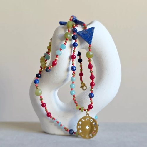 Unikatowy naszyjnik supełkowany z lapis lazuli (trójkąty), jadeitu, koralu, amazonitu i złotego hematytu na czerwonym sznurku z zawieszką koło zodiakalne – biżuteria z naturalnych kamieni Magneska.pl