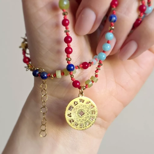 Unikatowy naszyjnik supełkowany z lapis lazuli (trójkąty), jadeitu, koralu, amazonitu i złotego hematytu na czerwonym sznurku z zawieszką koło zodiakalne – biżuteria z naturalnych kamieni Magneska.pl