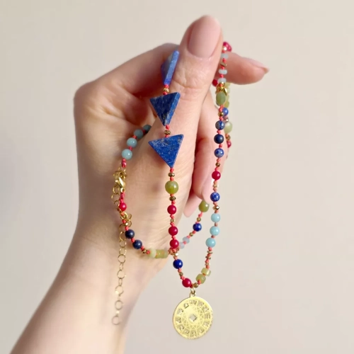 Unikatowy naszyjnik supełkowany z lapis lazuli (trójkąty), jadeitu, koralu, amazonitu i złotego hematytu na czerwonym sznurku z zawieszką koło zodiakalne – biżuteria z naturalnych kamieni Magneska.pl