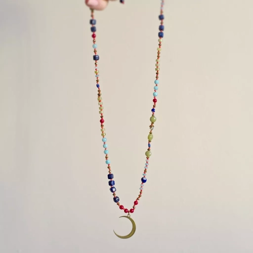 Unikatowy naszyjnik supełkowany z koralu, lapis lazuli, jadeitu, amazonitu i złotego hematytu na czerwonym sznurku z zawieszką księżyc w nowiu oraz dodatkami słońce i logo Magneska – biżuteria z naturalnych kamieni Magneska.pl