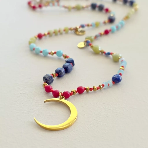 Unikatowy naszyjnik supełkowany z koralu, lapis lazuli, jadeitu, amazonitu i złotego hematytu na czerwonym sznurku z zawieszką księżyc w nowiu oraz dodatkami słońce i logo Magneska – biżuteria z naturalnych kamieni Magneska.pl