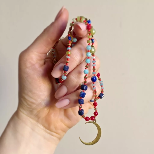 Unikatowy naszyjnik supełkowany z koralu, lapis lazuli, jadeitu, amazonitu i złotego hematytu na czerwonym sznurku z zawieszką księżyc w nowiu oraz dodatkami słońce i logo Magneska – biżuteria z naturalnych kamieni Magneska.pl