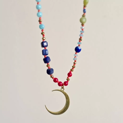 Unikatowy naszyjnik supełkowany z koralu, lapis lazuli, jadeitu, amazonitu i złotego hematytu na czerwonym sznurku z zawieszką księżyc w nowiu oraz dodatkami słońce i logo Magneska – biżuteria z naturalnych kamieni Magneska.pl