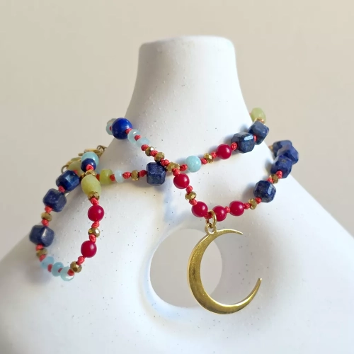 Unikatowy naszyjnik supełkowany z koralu, lapis lazuli, jadeitu, amazonitu i złotego hematytu na czerwonym sznurku z zawieszką księżyc w nowiu oraz dodatkami słońce i logo Magneska – biżuteria z naturalnych kamieni Magneska.pl