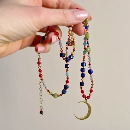 Unikatowy naszyjnik supełkowany z koralu, lapis lazuli, jadeitu, amazonitu i złotego hematytu na czerwonym sznurku z zawieszką księżyc w nowiu oraz dodatkami słońce i logo Magneska – biżuteria z naturalnych kamieni Magneska.pl