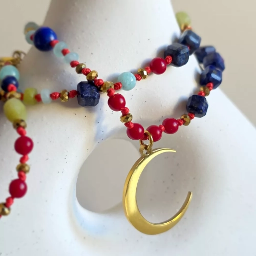 Unikatowy naszyjnik supełkowany z koralu, lapis lazuli, jadeitu, amazonitu i złotego hematytu na czerwonym sznurku z zawieszką księżyc w nowiu oraz dodatkami słońce i logo Magneska – biżuteria z naturalnych kamieni Magneska.pl