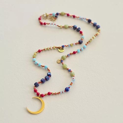 Unikatowy naszyjnik supełkowany z koralu, lapis lazuli, jadeitu, amazonitu i złotego hematytu na czerwonym sznurku z zawieszką księżyc w nowiu oraz dodatkami słońce i logo Magneska – biżuteria z naturalnych kamieni Magneska.pl