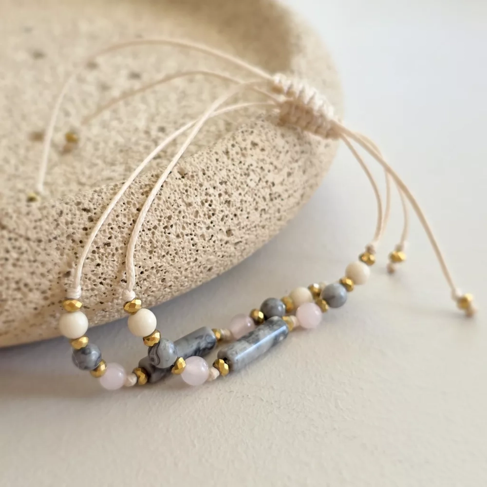 Bransoletka z jaspisu szarego, kwarcu różowego, kamienia rzecznego i hematytu na beżowym sznurku – naturalna biżuteria Magneska.pl