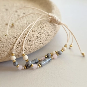 Bransoletka jaspis szary, kwarc różowy, kamień rzeczny i hematyt na beżowym sznurku