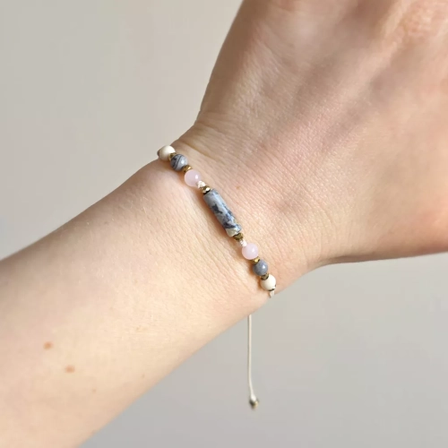 Bransoletka z jaspisu szarego, kwarcu różowego, kamienia rzecznego i hematytu na beżowym sznurku – naturalna biżuteria Magneska.pl