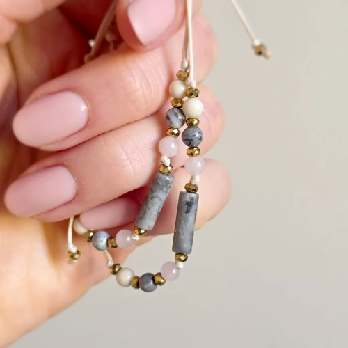 Bransoletka z jaspisu szarego, kwarcu różowego, kamienia rzecznego i hematytu na beżowym sznurku – naturalna biżuteria Magneska.pl