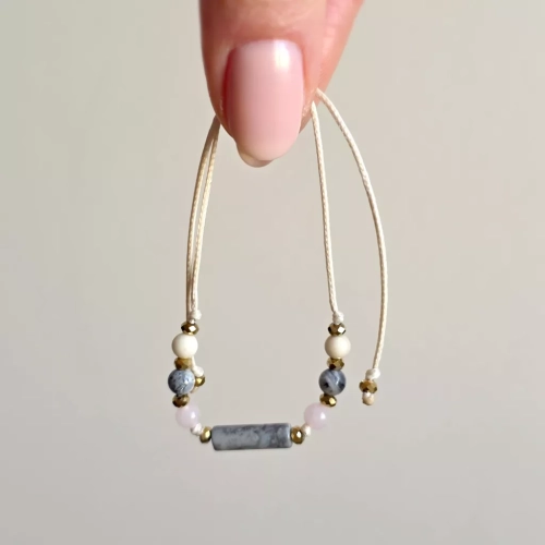 Bransoletka z jaspisu szarego, kwarcu różowego, kamienia rzecznego i hematytu na beżowym sznurku – naturalna biżuteria Magneska.pl