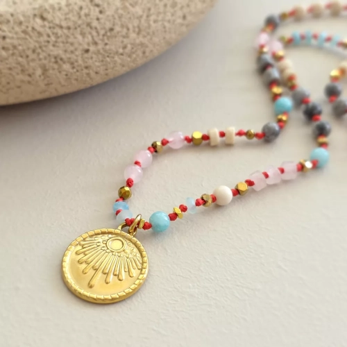 Unikatowy naszyjnik supełkowany z kwarcu różowego, amazonitu, kamienia rzecznego, jaspisu szarego i złotego hematytu na czerwonym sznurku z medalionem słońce – biżuteria z naturalnych kamieni Magneska.pl