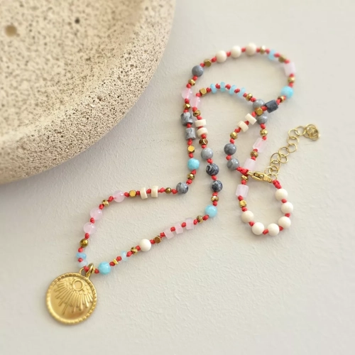 Unikatowy naszyjnik supełkowany z kwarcu różowego, amazonitu, kamienia rzecznego, jaspisu szarego i złotego hematytu na czerwonym sznurku z medalionem słońce – biżuteria z naturalnych kamieni Magneska.pl