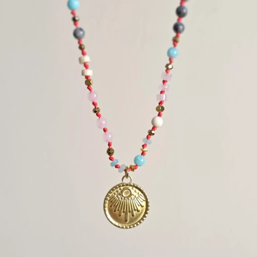 Unikatowy naszyjnik supełkowany z kwarcu różowego, amazonitu, kamienia rzecznego, jaspisu szarego i złotego hematytu na czerwonym sznurku z medalionem słońce – biżuteria z naturalnych kamieni Magneska.pl