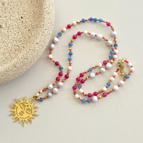 Unikatowy naszyjnik supełkowany z kamienia rzecznego, agatu, jadeitu, szarych pereł i złotego hematytu na czerwonym sznurku z zawieszką słońce – biżuteria z naturalnych kamieni Magneska.pl