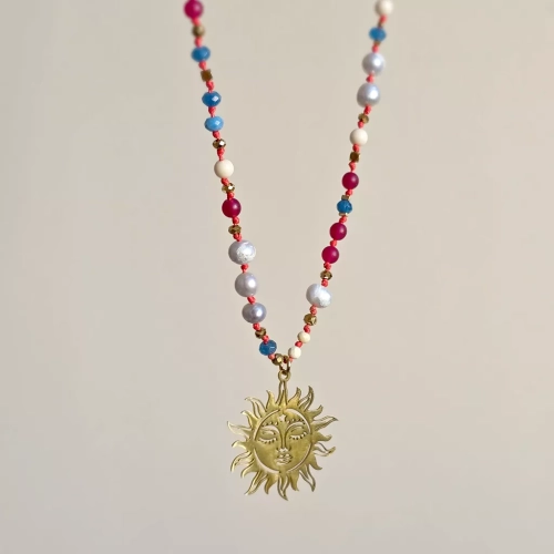 Unikatowy naszyjnik supełkowany z kamienia rzecznego, agatu, jadeitu, szarych pereł i złotego hematytu na czerwonym sznurku z zawieszką słońce – biżuteria z naturalnych kamieni Magneska.pl