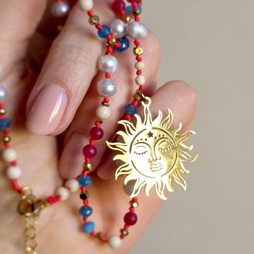 Unikatowy naszyjnik supełkowany z kamienia rzecznego, agatu, jadeitu, szarych pereł i złotego hematytu na czerwonym sznurku z zawieszką słońce – biżuteria z naturalnych kamieni Magneska.pl