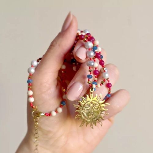 Unikatowy naszyjnik supełkowany z kamienia rzecznego, agatu, jadeitu, szarych pereł i złotego hematytu na czerwonym sznurku z zawieszką słońce – biżuteria z naturalnych kamieni Magneska.pl