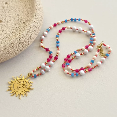 Unikatowy naszyjnik supełkowany z kamienia rzecznego, agatu, jadeitu, szarych pereł i złotego hematytu na czerwonym sznurku z zawieszką słońce – biżuteria z naturalnych kamieni Magneska.pl