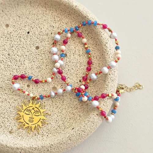 Unikatowy naszyjnik supełkowany z kamienia rzecznego, agatu, jadeitu, szarych pereł i złotego hematytu na czerwonym sznurku z zawieszką słońce – biżuteria z naturalnych kamieni Magneska.pl