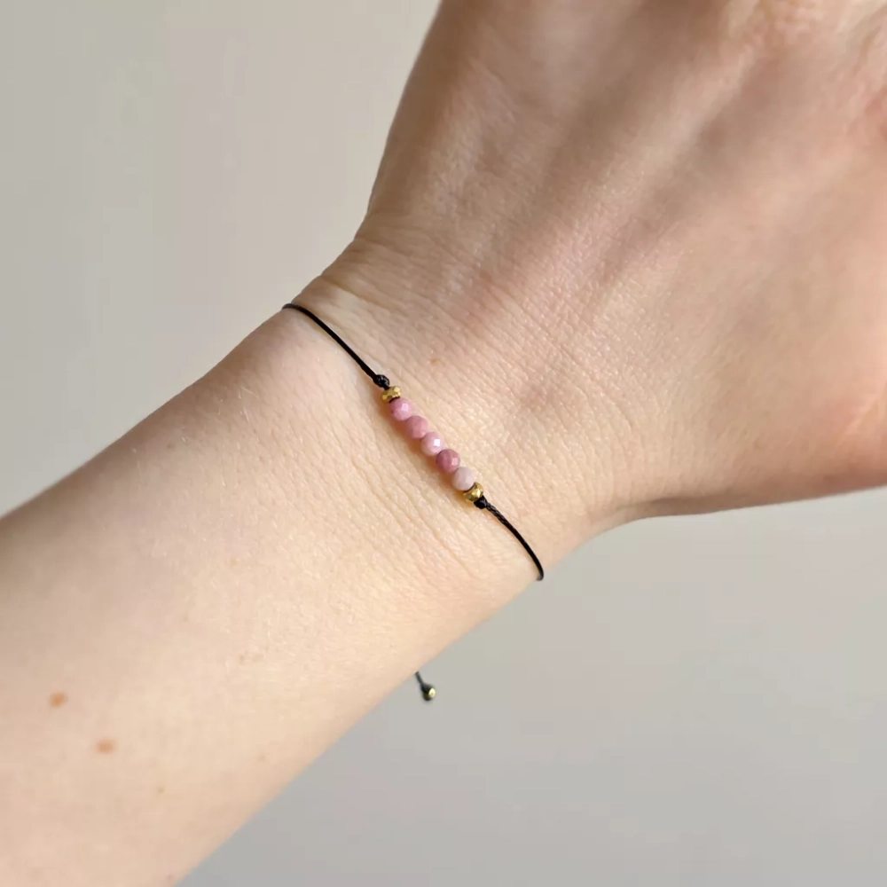 Minimalistyczna bransoletka z rodonitu (3,5 mm) i złotego hematytu na czarnym sznurku – delikatna biżuteria z naturalnych kamieni Magneska.pl