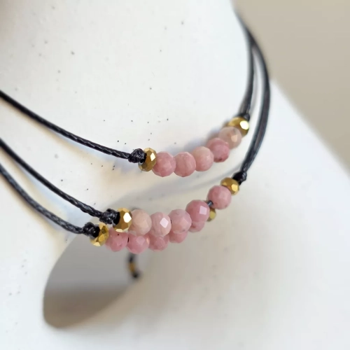 Minimalistyczna bransoletka z rodonitu (3,5 mm) i złotego hematytu na czarnym sznurku – delikatna biżuteria z naturalnych kamieni Magneska.pl