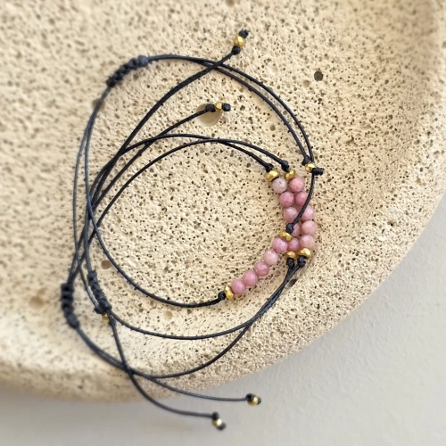 Minimalistyczna bransoletka z rodonitu (3,5 mm) i złotego hematytu na czarnym sznurku – delikatna biżuteria z naturalnych kamieni Magneska.pl