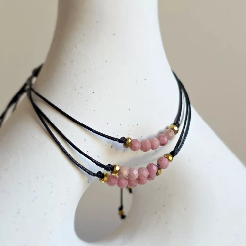 Minimalistyczna bransoletka z rodonitu (3,5 mm) i złotego hematytu na czarnym sznurku – delikatna biżuteria z naturalnych kamieni Magneska.pl