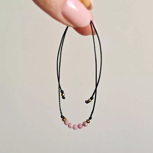Minimalistyczna bransoletka z rodonitu (3,5 mm) i złotego hematytu na czarnym sznurku – delikatna biżuteria z naturalnych kamieni Magneska.pl