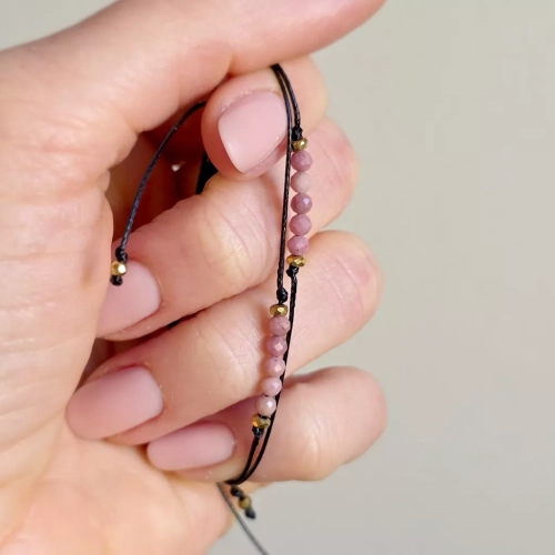 Minimalistyczna bransoletka z rodonitu (3,5 mm) i złotego hematytu na czarnym sznurku – delikatna biżuteria z naturalnych kamieni Magneska.pl