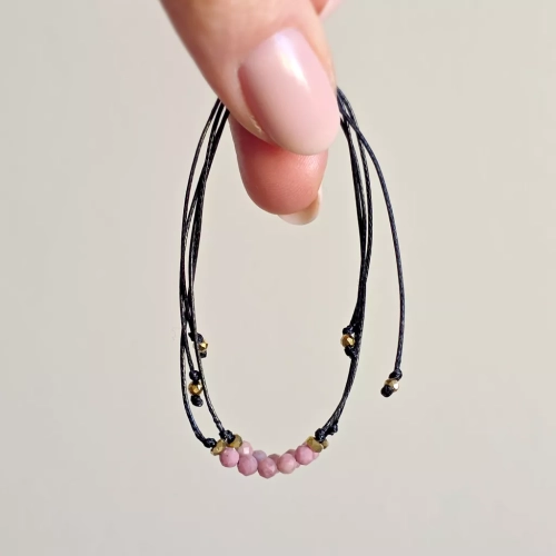 Minimalistyczna bransoletka z rodonitu (3,5 mm) i złotego hematytu na czarnym sznurku – delikatna biżuteria z naturalnych kamieni Magneska.pl