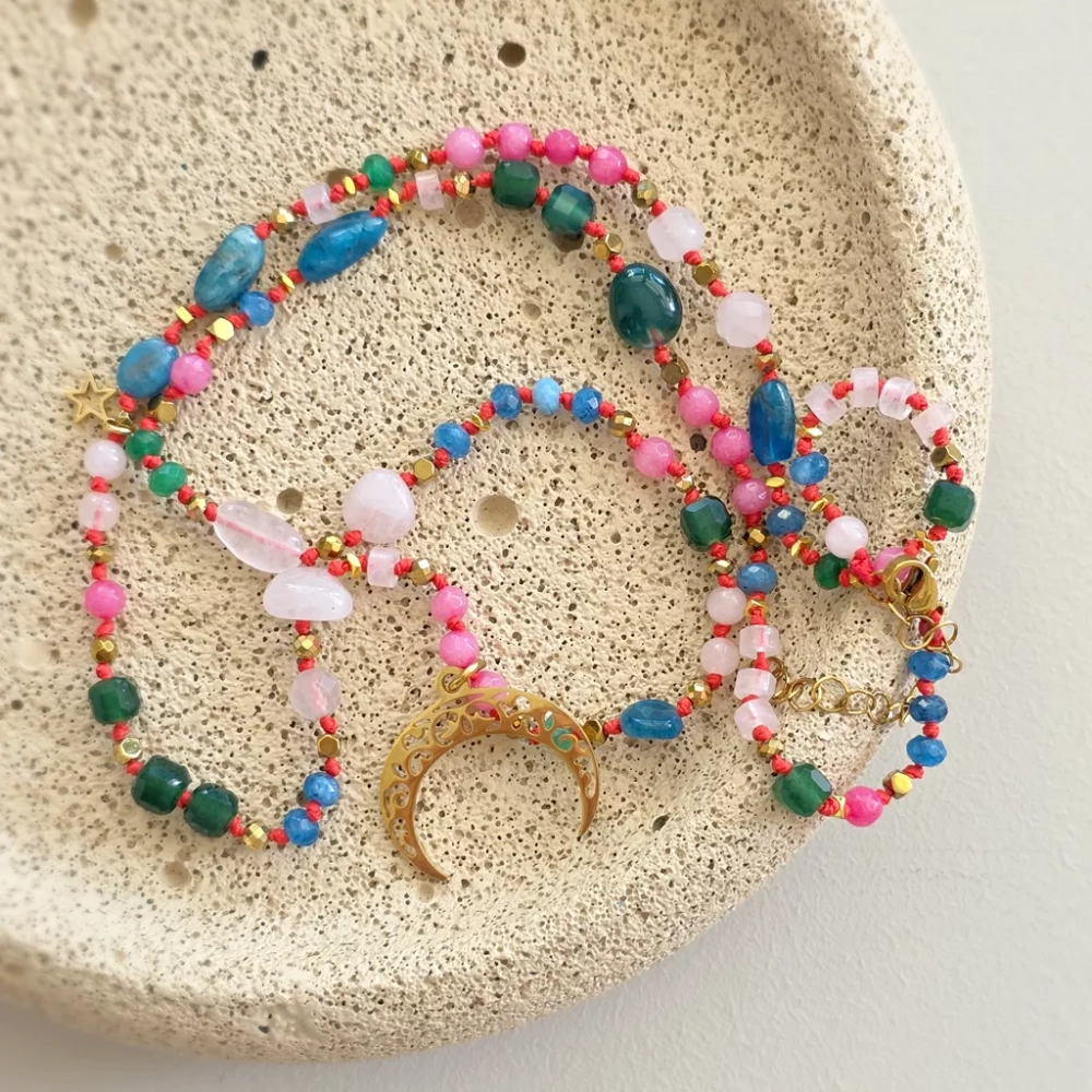 Unikatowy naszyjnik supełkowany z kwarcu różowego, agatu, jadeitu, niebieskiego apatytu i złotego hematytu na czerwonym sznurku z ażurową lunulą oraz małą zawieszką gwiazdka – biżuteria z naturalnych kamieni Magneska.pl