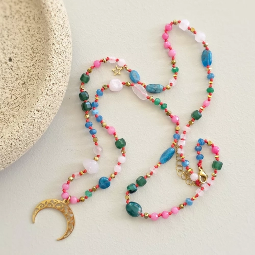 Unikatowy naszyjnik supełkowany z kwarcu różowego, agatu, jadeitu, niebieskiego apatytu i złotego hematytu na czerwonym sznurku z ażurową lunulą oraz małą zawieszką gwiazdka – biżuteria z naturalnych kamieni Magneska.pl