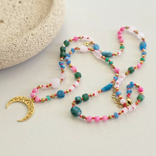 Unikatowy naszyjnik supełkowany z kwarcu różowego, agatu, jadeitu, niebieskiego apatytu i złotego hematytu na czerwonym sznurku z ażurową lunulą oraz małą zawieszką gwiazdka – biżuteria z naturalnych kamieni Magneska.pl