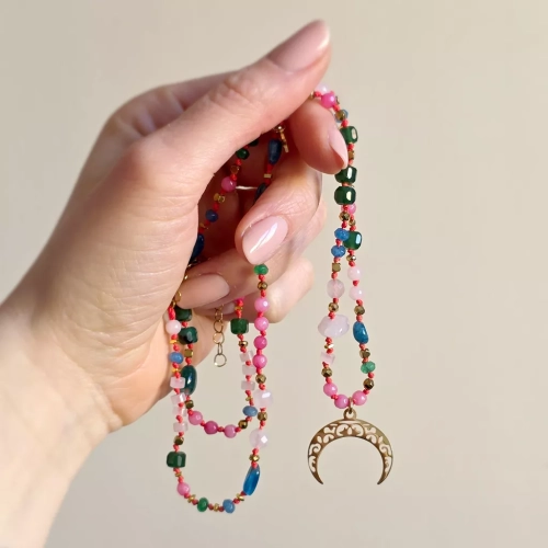 Unikatowy naszyjnik supełkowany z kwarcu różowego, agatu, jadeitu, niebieskiego apatytu i złotego hematytu na czerwonym sznurku z ażurową lunulą oraz małą zawieszką gwiazdka – biżuteria z naturalnych kamieni Magneska.pl