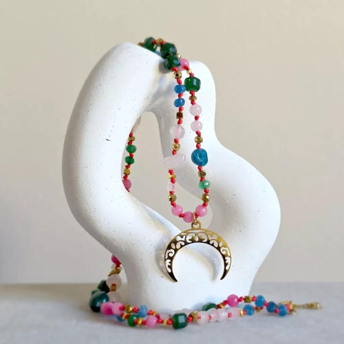 Unikatowy naszyjnik supełkowany z kwarcu różowego, agatu, jadeitu, niebieskiego apatytu i złotego hematytu na czerwonym sznurku z ażurową lunulą oraz małą zawieszką gwiazdka – biżuteria z naturalnych kamieni Magneska.pl