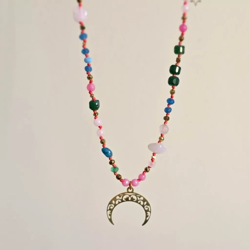 Unikatowy naszyjnik supełkowany z kwarcu różowego, agatu, jadeitu, niebieskiego apatytu i złotego hematytu na czerwonym sznurku z ażurową lunulą oraz małą zawieszką gwiazdka – biżuteria z naturalnych kamieni Magneska.pl