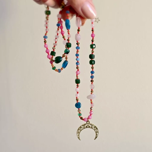 Unikatowy naszyjnik supełkowany z kwarcu różowego, agatu, jadeitu, niebieskiego apatytu i złotego hematytu na czerwonym sznurku z ażurową lunulą oraz małą zawieszką gwiazdka – biżuteria z naturalnych kamieni Magneska.pl