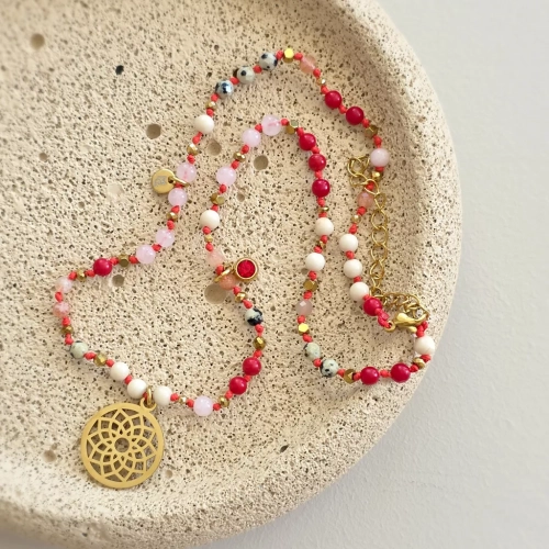 Unikatowy naszyjnik supełkowany z jaspisu dalmatyńskiego, koralu, kwarcu różowego, kamienia rzecznego i złotego hematytu na czerwonym sznurku z ażurową mandalą, zawieszką z czerwonym oczkiem i blaszką Magneska – biżuteria z naturalnych kamieni Magneska.pl