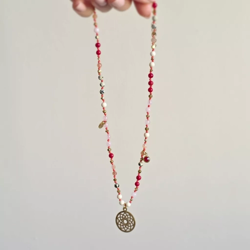 Unikatowy naszyjnik supełkowany z jaspisu dalmatyńskiego, koralu, kwarcu różowego, kamienia rzecznego i złotego hematytu na czerwonym sznurku z ażurową mandalą, zawieszką z czerwonym oczkiem i blaszką Magneska – biżuteria z naturalnych kamieni Magneska.pl