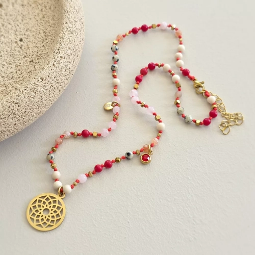 Unikatowy naszyjnik supełkowany z jaspisu dalmatyńskiego, koralu, kwarcu różowego, kamienia rzecznego i złotego hematytu na czerwonym sznurku z ażurową mandalą, zawieszką z czerwonym oczkiem i blaszką Magneska – biżuteria z naturalnych kamieni Magneska.pl